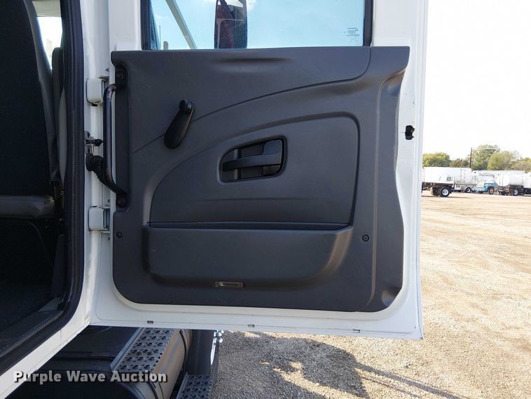 image for item EG8261 2010 International WorkStar 7500 Crew Cab crane truck