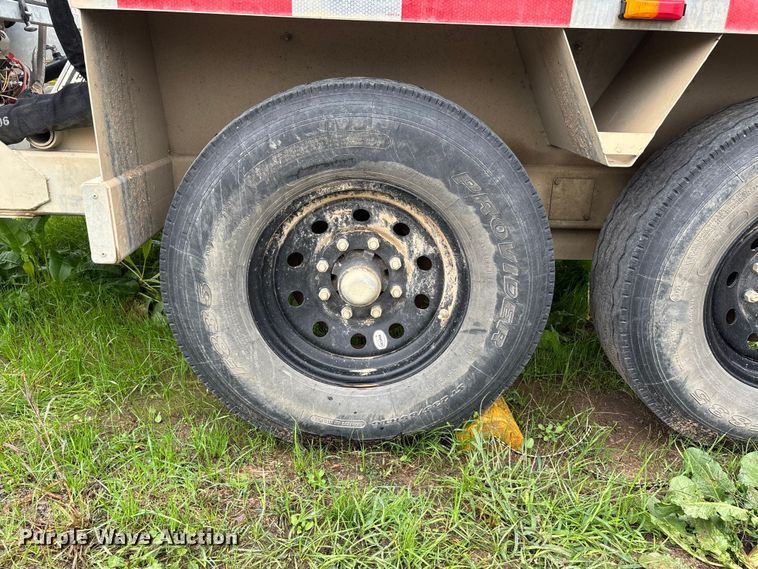 image for item EJ7698 2022 Larson 7500 reel trailer