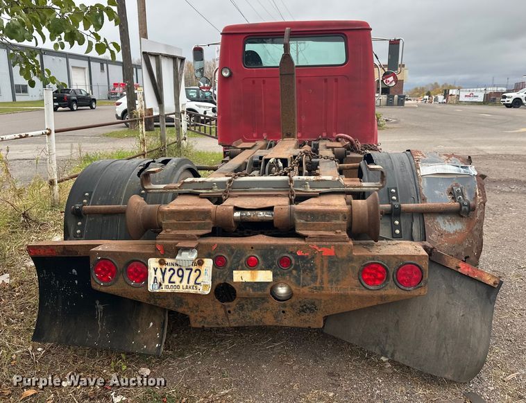 image for item EL0049 1991 International 4700LP hook lift truck