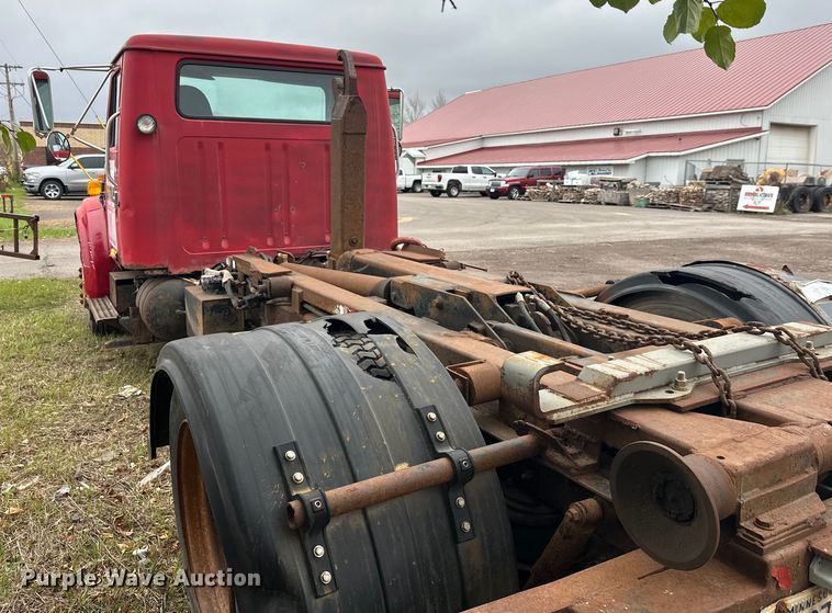 image for item EL0049 1991 International 4700LP hook lift truck