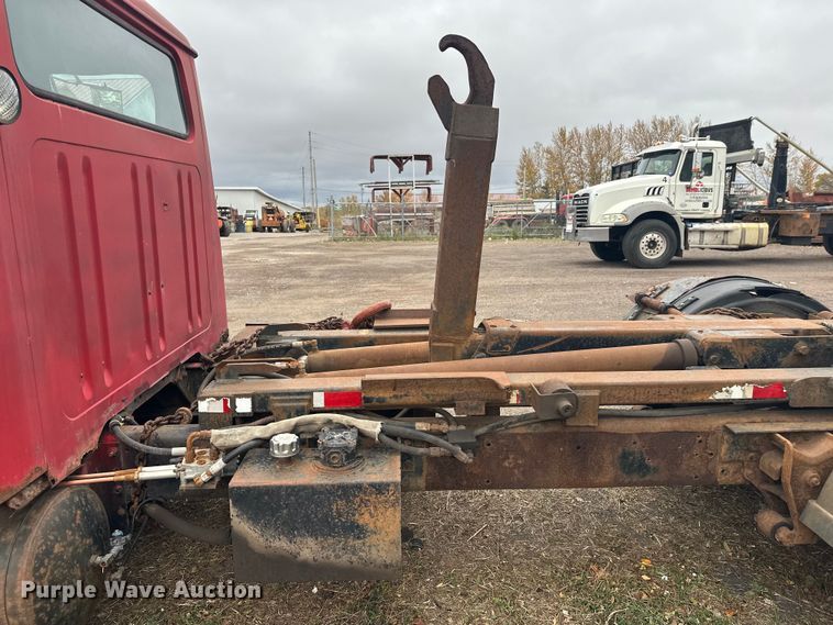 image for item EL0049 1991 International 4700LP hook lift truck