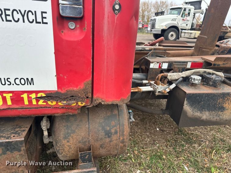 image for item EL0049 1991 International 4700LP hook lift truck