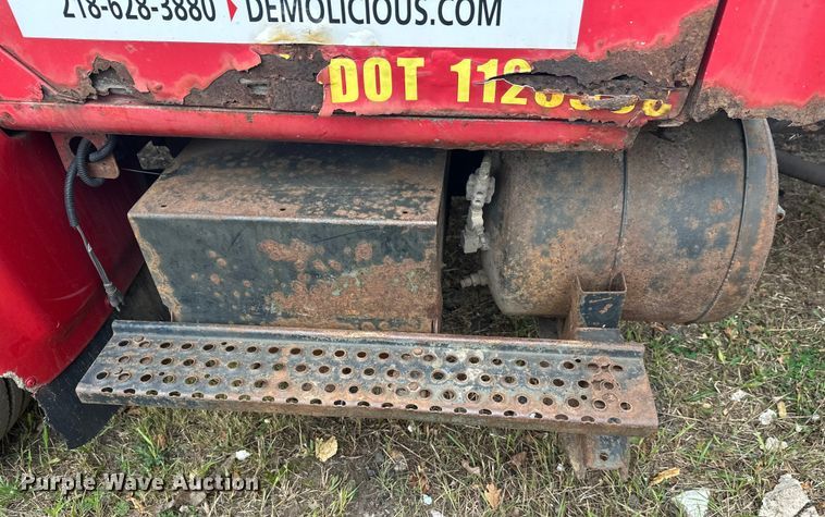 image for item EL0049 1991 International 4700LP hook lift truck