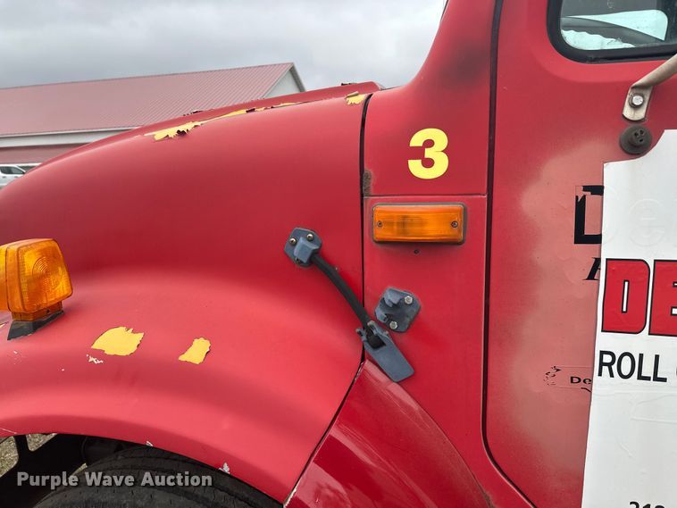 image for item EL0049 1991 International 4700LP hook lift truck