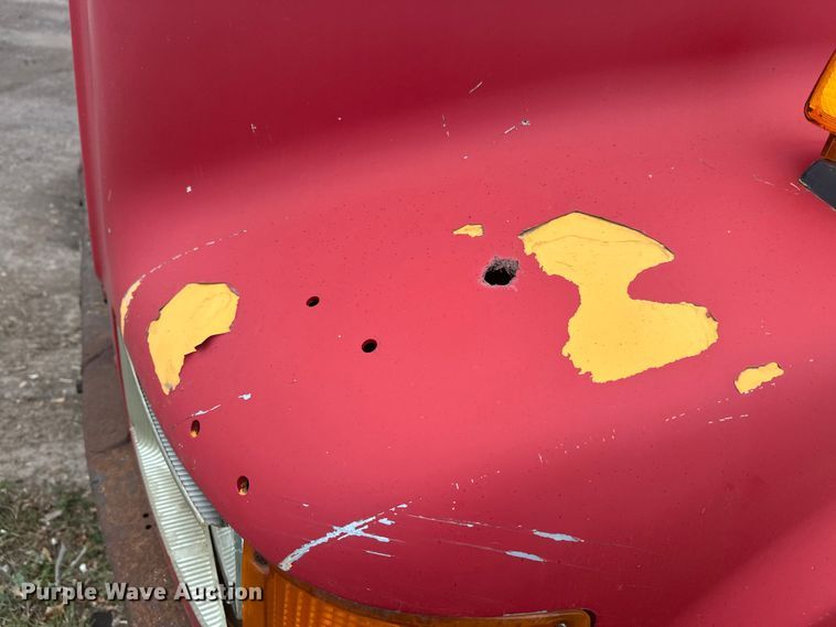 image for item EL0049 1991 International 4700LP hook lift truck