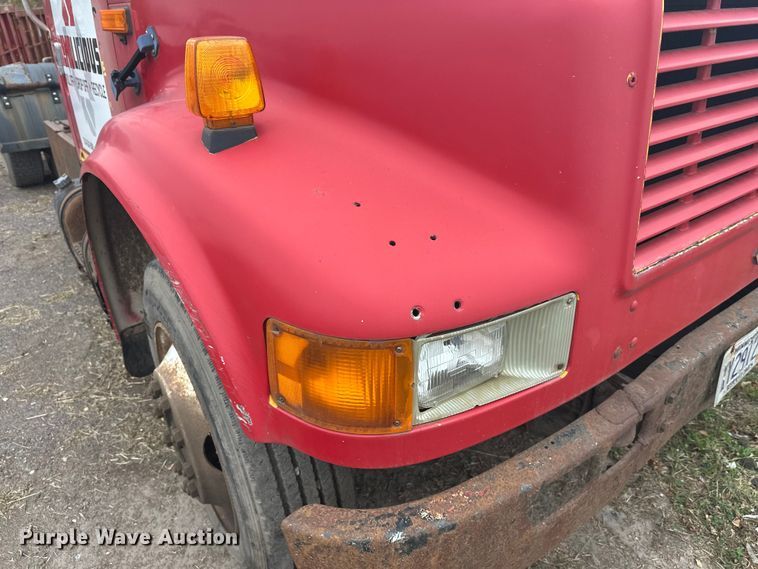 image for item EL0049 1991 International 4700LP hook lift truck