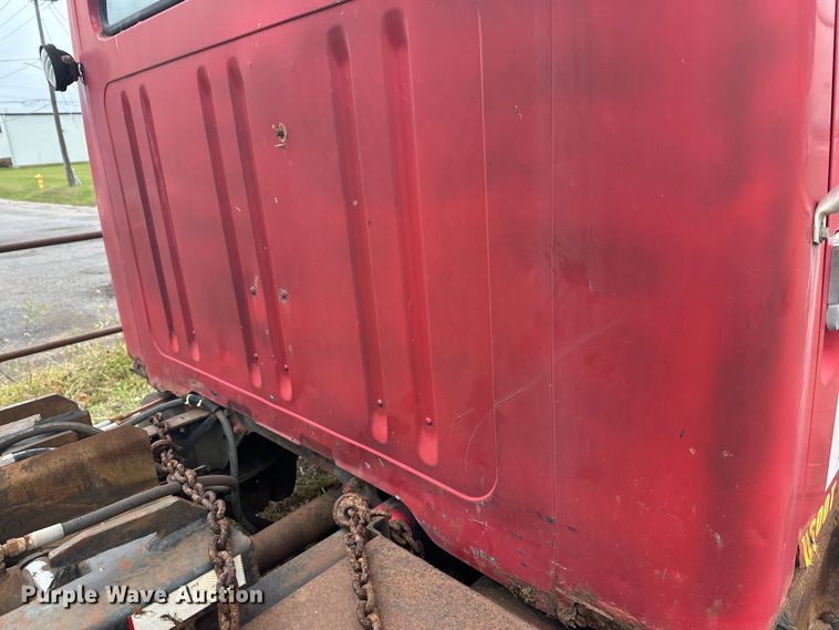 image for item EL0049 1991 International 4700LP hook lift truck