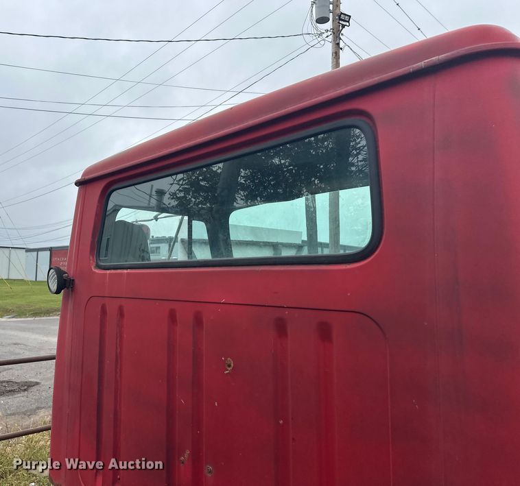 image for item EL0049 1991 International 4700LP hook lift truck