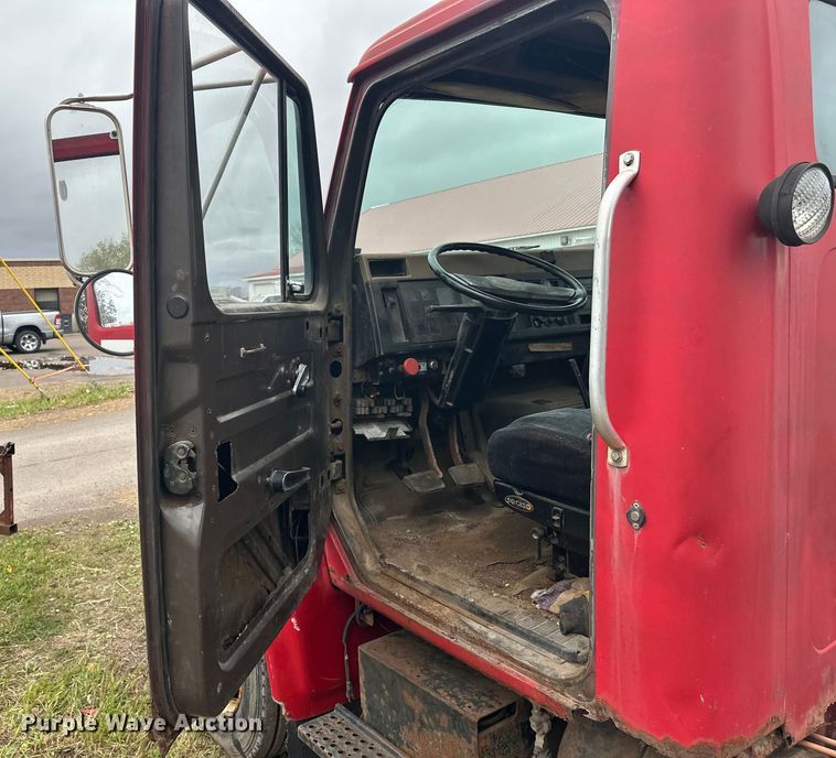 image for item EL0049 1991 International 4700LP hook lift truck