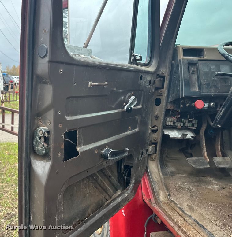 image for item EL0049 1991 International 4700LP hook lift truck