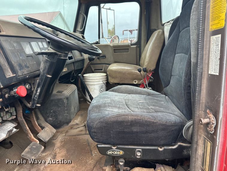 image for item EL0049 1991 International 4700LP hook lift truck