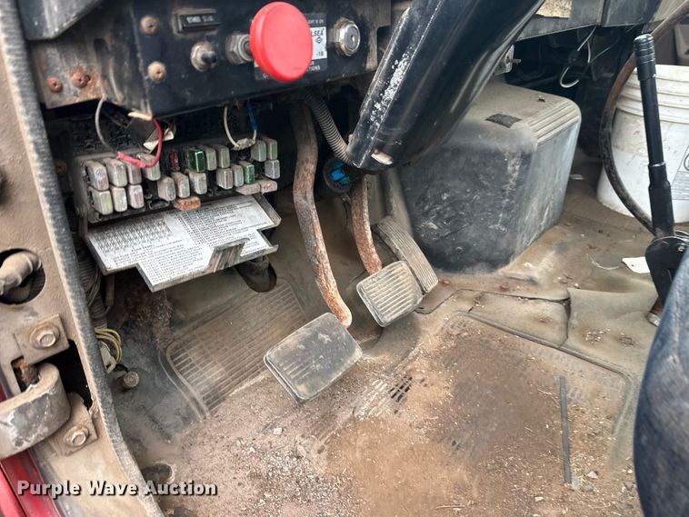 image for item EL0049 1991 International 4700LP hook lift truck