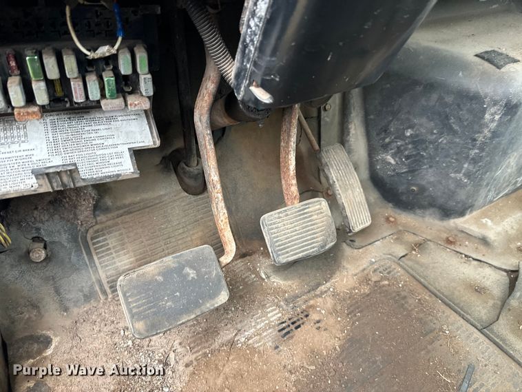 image for item EL0049 1991 International 4700LP hook lift truck