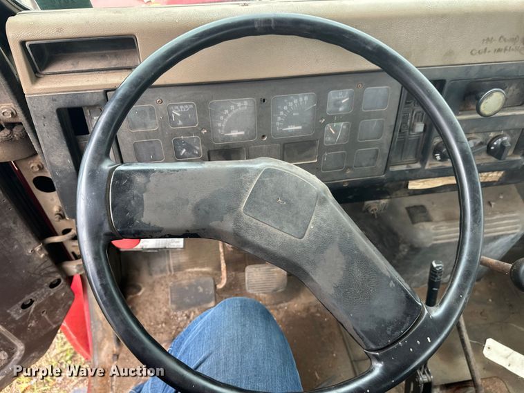 image for item EL0049 1991 International 4700LP hook lift truck