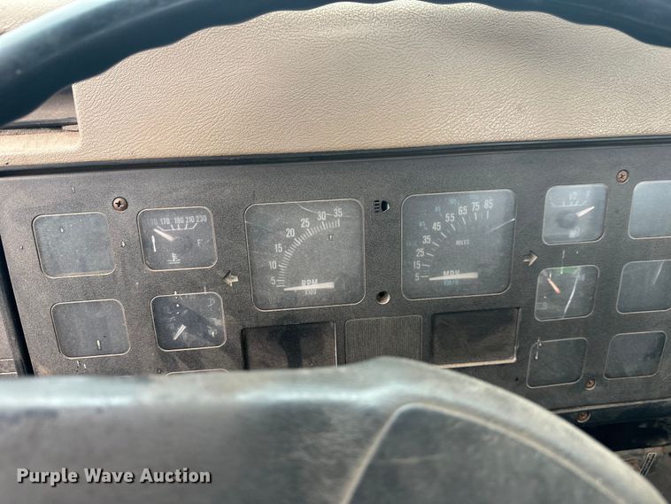 image for item EL0049 1991 International 4700LP hook lift truck