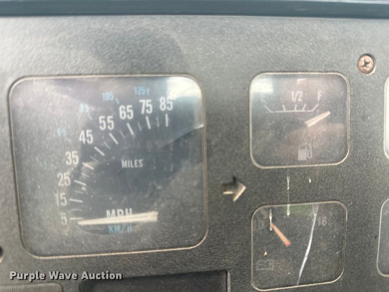 image for item EL0049 1991 International 4700LP hook lift truck