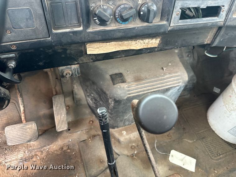 image for item EL0049 1991 International 4700LP hook lift truck