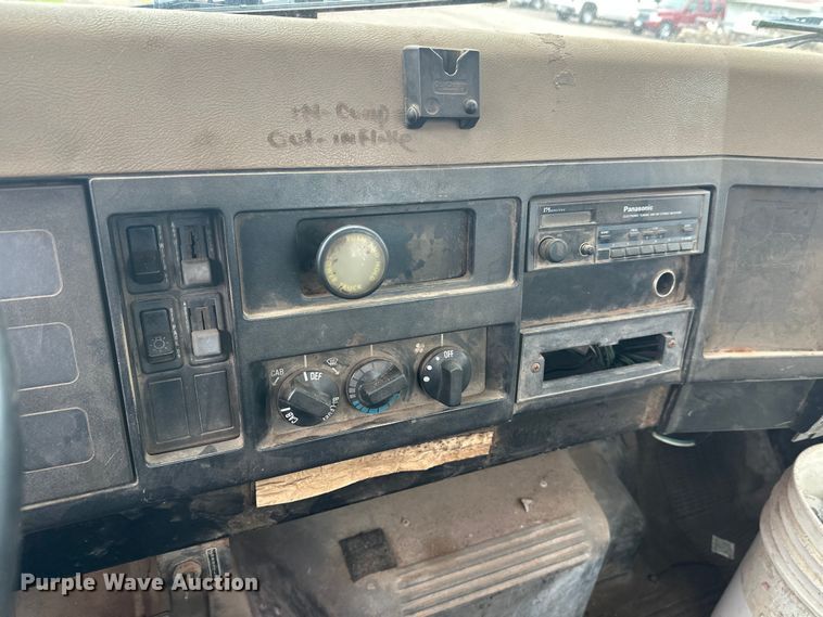 image for item EL0049 1991 International 4700LP hook lift truck