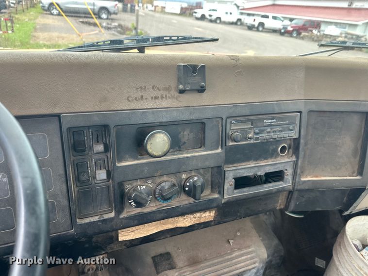 image for item EL0049 1991 International 4700LP hook lift truck