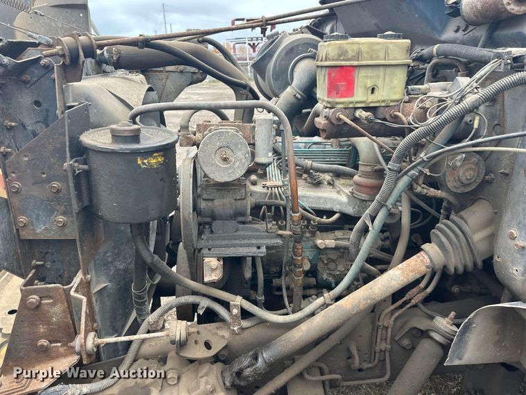 image for item EL0049 1991 International 4700LP hook lift truck