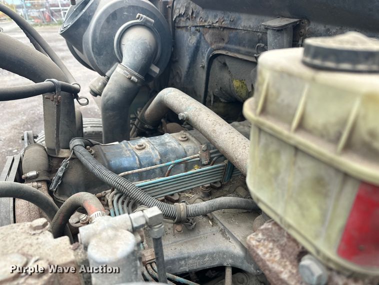 image for item EL0049 1991 International 4700LP hook lift truck