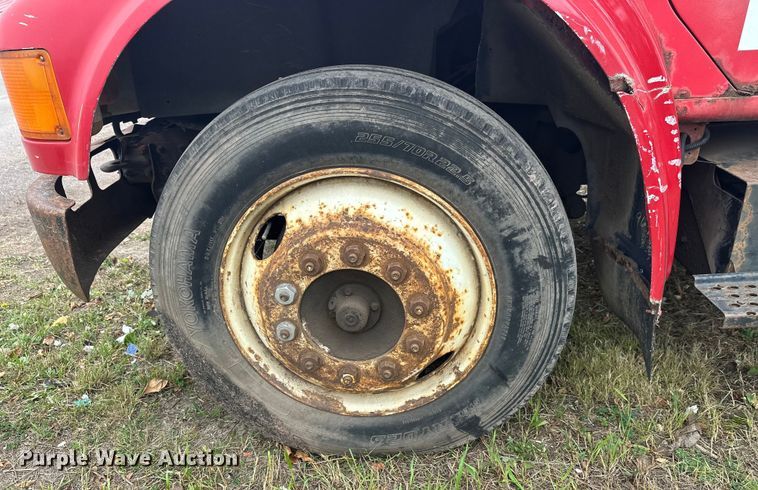 image for item EL0049 1991 International 4700LP hook lift truck