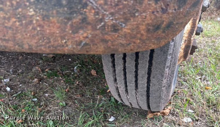 image for item EL0049 1991 International 4700LP hook lift truck