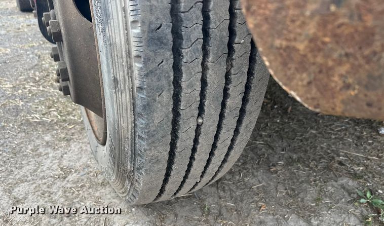 image for item EL0049 1991 International 4700LP hook lift truck