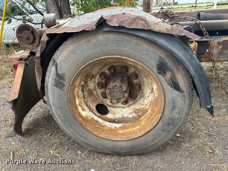 image for item EL0049 1991 International 4700LP hook lift truck