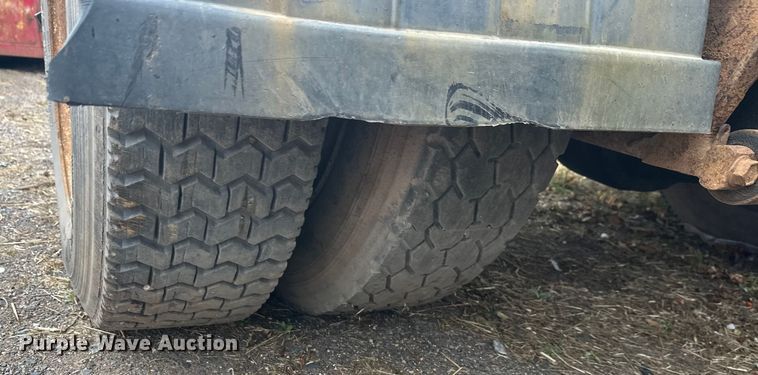 image for item EL0049 1991 International 4700LP hook lift truck