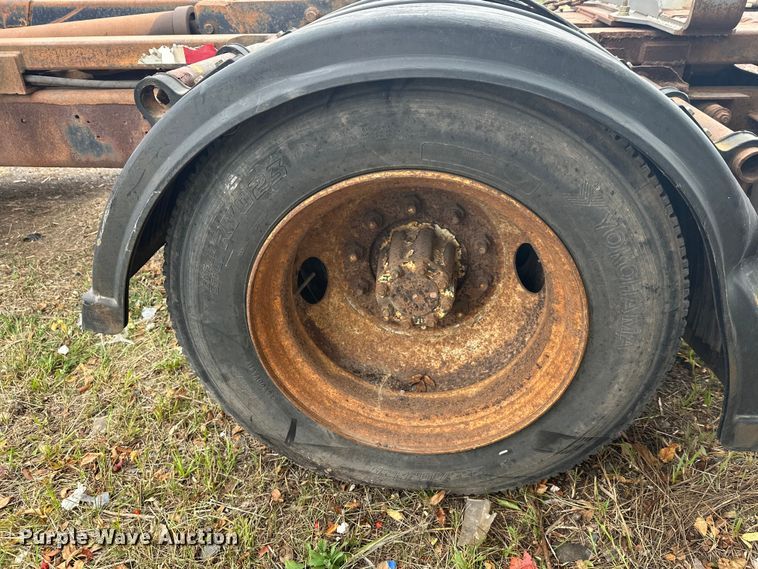 image for item EL0049 1991 International 4700LP hook lift truck