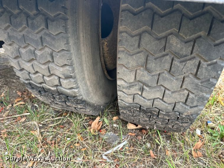 image for item EL0049 1991 International 4700LP hook lift truck