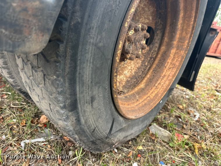 image for item EL0049 1991 International 4700LP hook lift truck