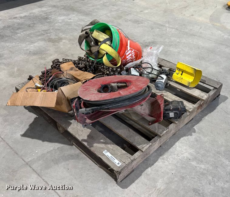 image for item EM2409 Assorted tools