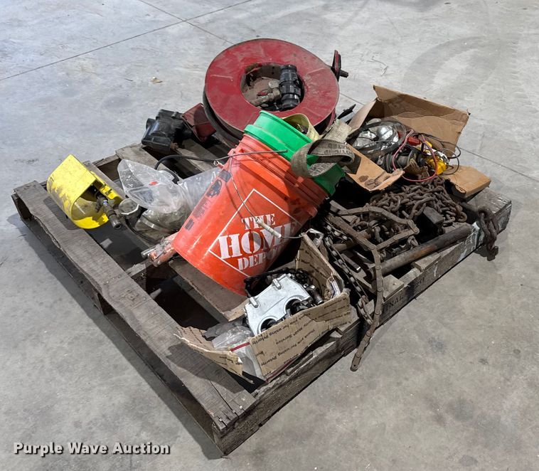 image for item EM2409 Assorted tools