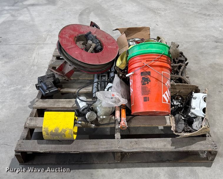 image for item EM2409 Assorted tools