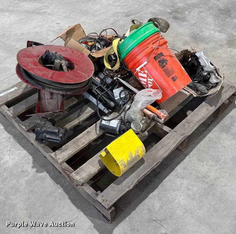 image for item EM2409 Assorted tools