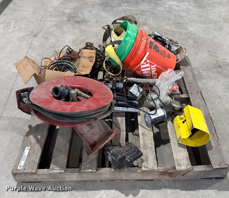 image for item EM2409 Assorted tools