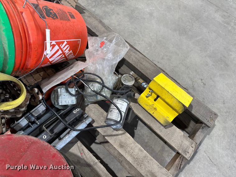 image for item EM2409 Assorted tools