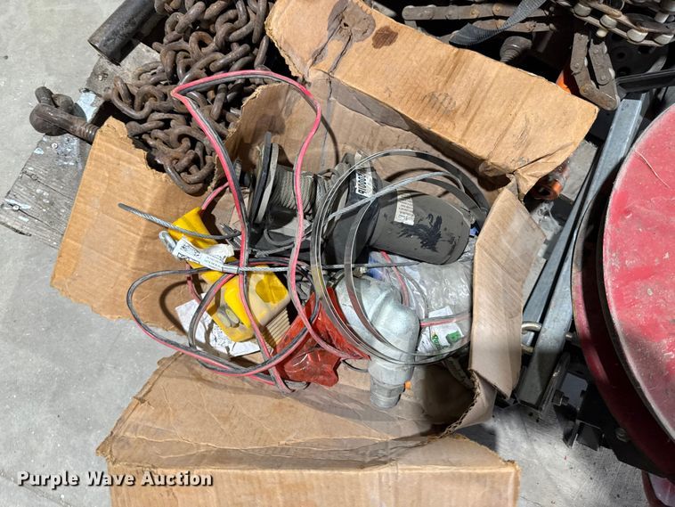 image for item EM2409 Assorted tools