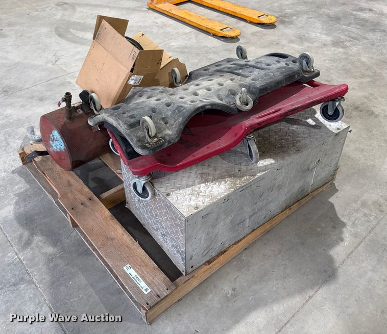 image for item EM2411 Assorted tools