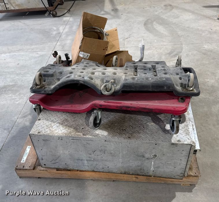 image for item EM2411 Assorted tools