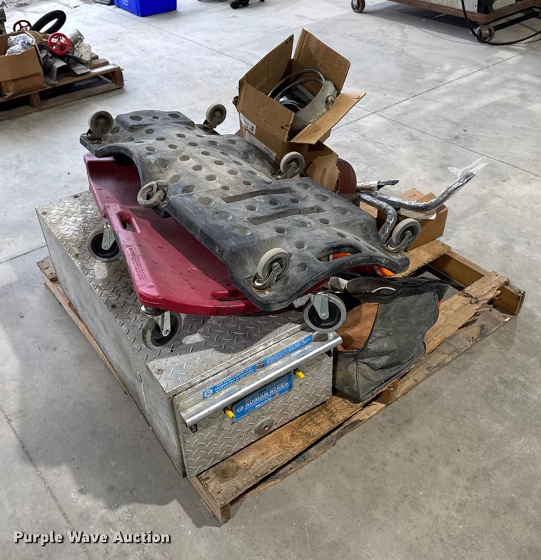 image for item EM2411 Assorted tools