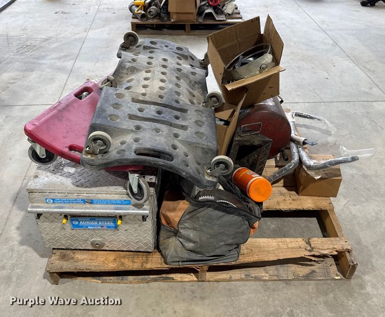 image for item EM2411 Assorted tools