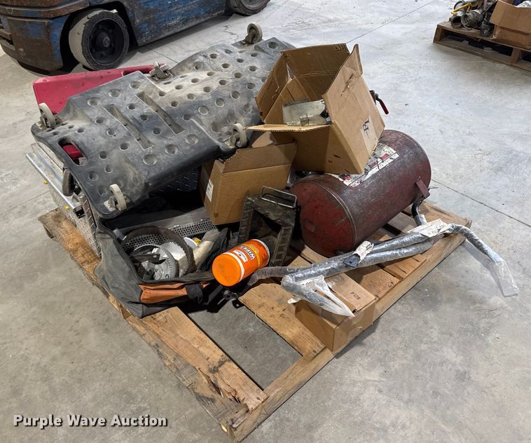 image for item EM2411 Assorted tools