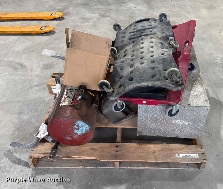 image for item EM2411 Assorted tools