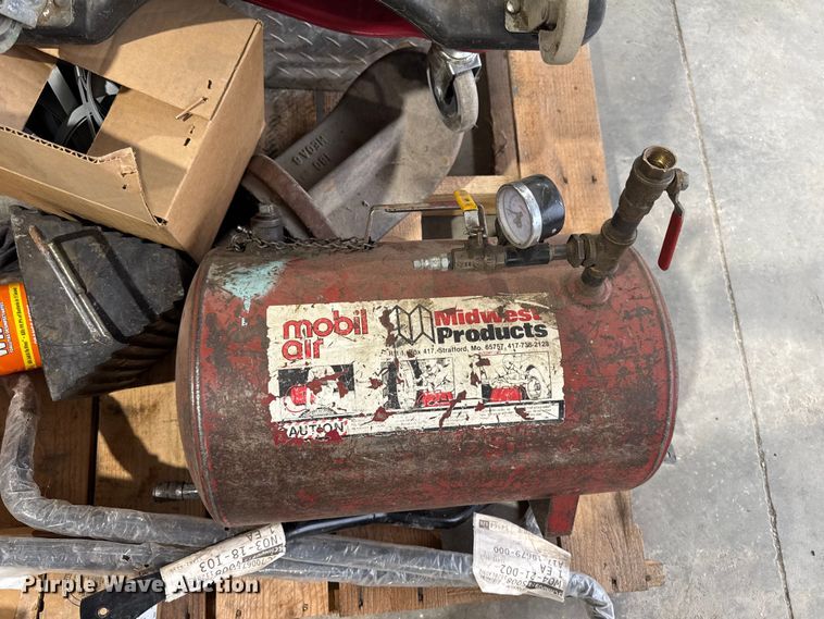 image for item EM2411 Assorted tools