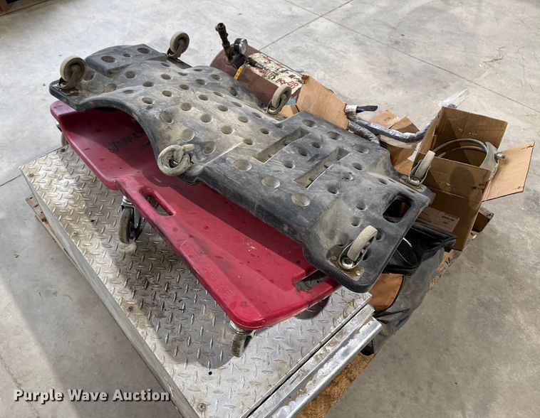 image for item EM2411 Assorted tools