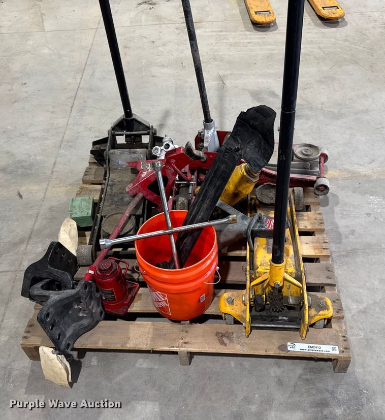 image for item EM2412 Assorted tools