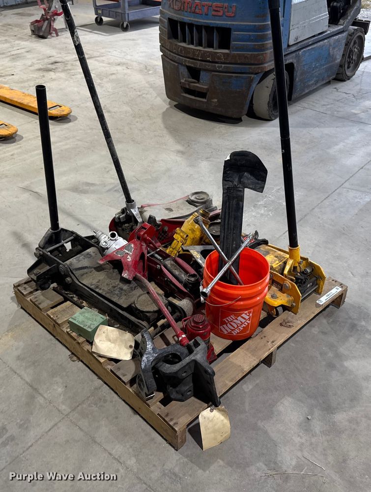 image for item EM2412 Assorted tools